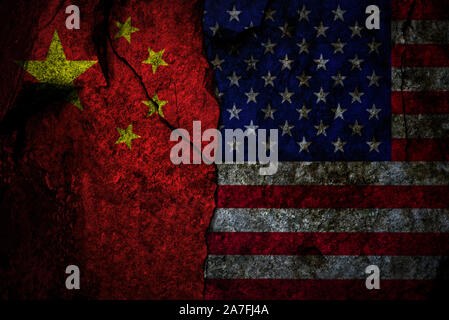 Das zusammengesetzte Bild der US-Flagge und China Flagge auf dem gebrochenen felsige Wand als handelskonflikt Konzept Stockfoto