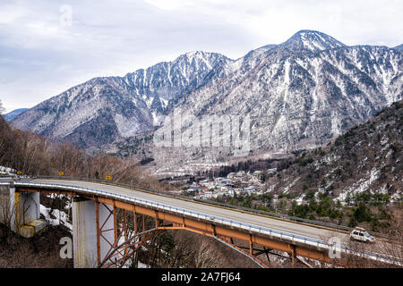 Takayama, Japan Antenne hohen Winkel Aussicht auf Brücke und Auto auf der Straße im frühen Frühling in der Präfektur Gifu Okuhida Dörfern in der Nähe von Shinhotaka Seilbahn Stockfoto