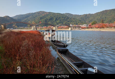 Traditionelle japanische Boote (wasen) auf dem Nishiki Fluss mit berühmten historischen Holz- arch Kintai Brücke im Hintergrund. Iwakuni, Yamaguchi prefec Stockfoto