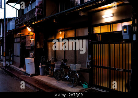 Takayama, Japan leere Straße bei Nacht mit beleuchtetem Haus und Straße in der Präfektur Gifu mit parkenden traditionelle Fahrräder und Korb Stockfoto