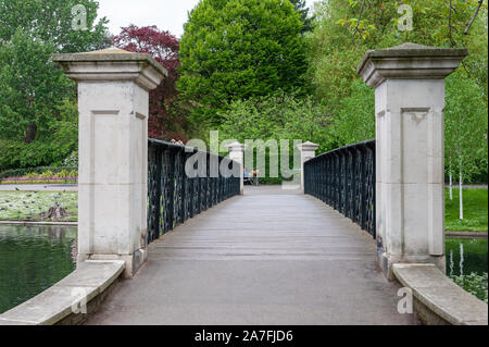 London, Großbritannien. 05-03-2019. Fußweg Brücke über den See zum Bootfahren Kanal im Regent's Park im Stadtzentrum. Stockfoto