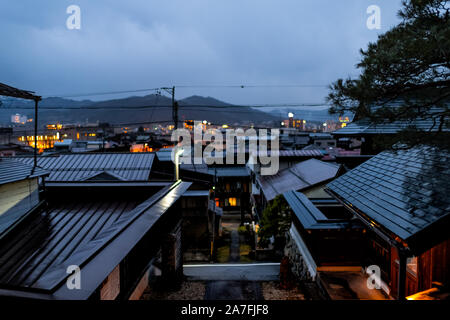 Takayama, Japan präfektur Gifu in Japan mit Blick auf die Skyline Stadtbild von Dach Berg Stadt Dorf in dunkler Nacht mit beleuchteten Gebäuden Stockfoto