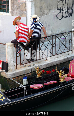 Editorial Bild Venedig, 18/06/2019 - Zwei Gondolieri warten für die Kunden auf den Kanal. Stockfoto