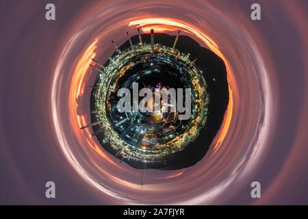 Die Antenne 360 Grad panoram. Panorama der Luftaufnahme von petrochemischen Raffinerie in Industrial Engineering Konzept in der Nacht Stockfoto