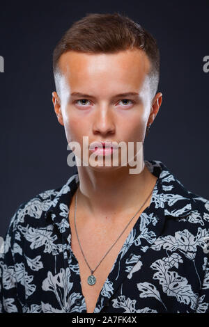 Jungen weißen männlichen Modell in ein Studio einrichten Stockfoto