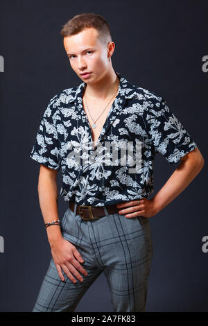 Jungen weißen männlichen Modell in ein Studio einrichten Stockfoto