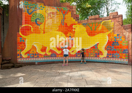 London, Großbritannien. 08-03-2019. ZSL London Zoo. Replikation von einem Indien oll Gir. Fliesen- wand, alte Geschichte über zwei kämpfenden männlichen Löwen. Stockfoto