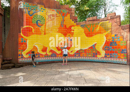 London, Großbritannien. 08-03-2019. ZSL London Zoo. Replikation von einem Indien oll Gir. Fliesen- wand, alte Geschichte über zwei kämpfenden männlichen Löwen. Stockfoto