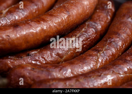 Grillen Würstchen auf Grill in close-up (hoch) Stockfoto