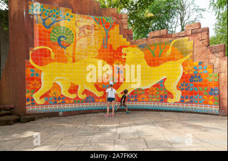 London, Großbritannien. 08-03-2019. ZSL London Zoo. Replikation von einem Indien oll Gir. Fliesen- wand, alte Geschichte über zwei kämpfenden männlichen Löwen. Stockfoto