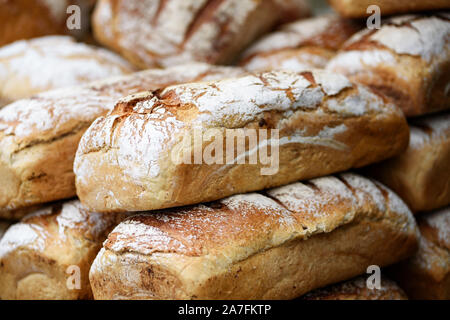 Stapel von frisch gebackenem Vollkornbrot in der Bäckerei oder lokalen Bauernmarkt. Stockfoto