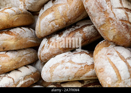 Stapel von frisch gebackenem Vollkornbrot in der Bäckerei oder lokalen Bauernmarkt. Stockfoto