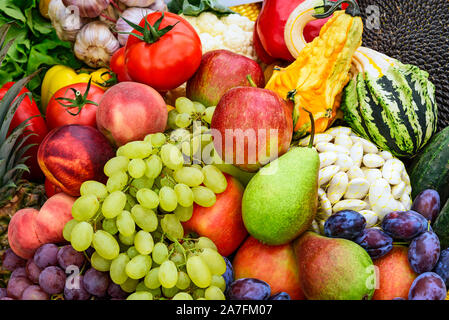 Gesunde Ernährung Konzept - verschiedene organische Produkte Ausstellung von frischem Gemüse und Früchten (full frame Hintergrund)