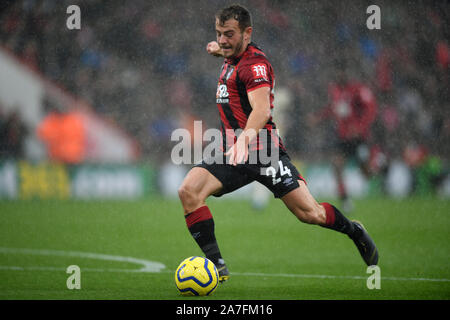 Vitalität Stadium, Bournemouth, Dorset, Großbritannien. 2 Nov, 2019. Fußball der englischen Premier League, Bournemouth Athletic gegen Manchester United; Ryan Fraser von Bournemouth nimmt einen Schuß - Streng redaktionelle Verwendung. Keine Verwendung mit nicht autorisierten Audio-, Video-, Daten-, Spielpläne, Verein/liga Logos oder "live" Dienstleistungen. On-line-in-Match mit 120 Bildern beschränkt, kein Video-Emulation. Keine Verwendung in Wetten, Spiele oder einzelne Verein/Liga/player Publikationen Quelle: Aktion plus Sport/Alamy leben Nachrichten Stockfoto