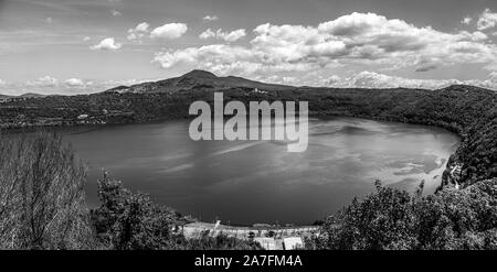 Schwarze und weiße Panoramablick auf den See Albano oder Lago di Albano in Latium - Rom - Italien Stockfoto