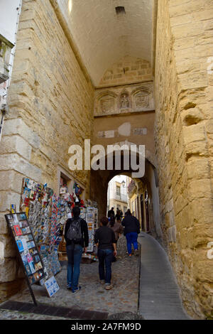 Menschen unter das alte Tor des Bogens von Almedina Coimbra Portugal Stockfoto