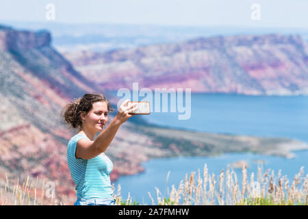 Frau unter selfie Bild von Sheep Creek übersehen in Manila, Utah in der Nähe von Flaming Gorge National Park mit bewölkt Tal und den Fluss Stockfoto