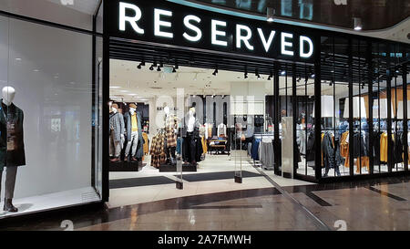Nowy Sacz, Polen - 28. Oktober 2019: Außenansicht des reservierten Speicher. Reserviert ist eine berühmte polnische international Clothing Store Kette. Stockfoto