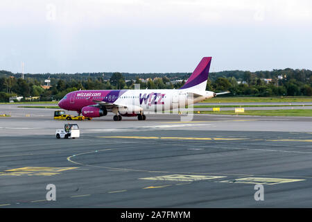 Danzig, Polen - 14. August 2019: wizzair Flugzeug auf dem internationalen Flughafen in Danzig. Wizzair ist eine der größten Low-Cost-Airline in Hun basierend Stockfoto