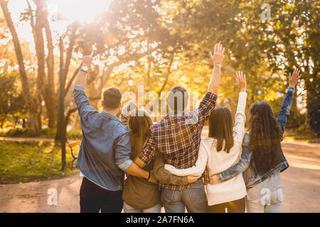 Freunde umfasst zusammen mit den Armen in der Luft Stockfoto