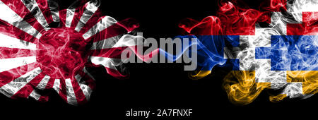 Japan Rising Sun Marine vs Arzach smoky mystic Staaten Flaggen nebeneinander gestellt. Dicke farbige seidig Reisen abstract raucht Banner Stockfoto
