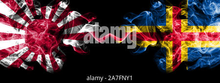 Japan Rising Sun Marine vs Aland smoky mystic Staaten Flaggen nebeneinander gestellt. Dicke farbige seidig Reisen abstract raucht Banner Stockfoto