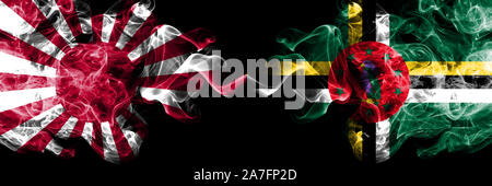 Japan Rising Sun Marine vs Dominica smoky mystic Staaten Flaggen nebeneinander gestellt. Dicke farbige seidig Reisen abstract raucht Banner Stockfoto