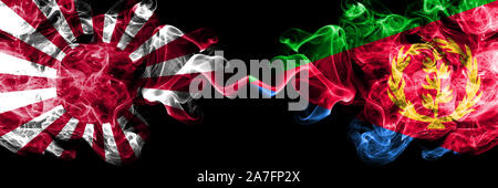 Japan Rising Sun Marine vs Eritrea smoky mystic Staaten Flaggen nebeneinander gestellt. Dicke farbige seidig Reisen abstract raucht Banner Stockfoto