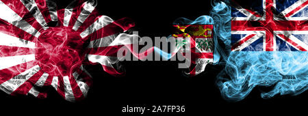 Japan Rising Sun Marine vs Fidschi smoky mystic Staaten Flaggen nebeneinander gestellt. Dicke farbige seidig Reisen abstract raucht Banner Stockfoto