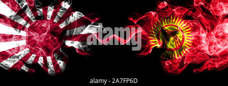 Japan Rising Sun Marine vs Kirgisistan smoky mystic Staaten Flaggen nebeneinander gestellt. Dicke farbige seidig Reisen abstract raucht Banner Stockfoto