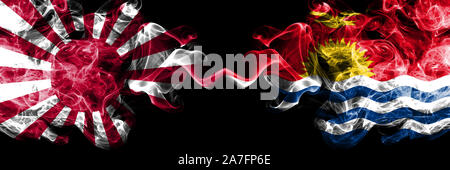Japan Rising Sun Marine vs Kiribati smoky mystic Staaten Flaggen nebeneinander gestellt. Dicke farbige seidig Reisen abstract raucht Banner Stockfoto