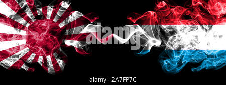 Japan Rising Sun Marine vs Luxemburg smoky mystic Staaten Flaggen nebeneinander gestellt. Dicke farbige seidig Reisen abstract raucht Banner Stockfoto