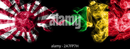 Japan Rising Sun Marine vs Mali smoky mystic Staaten Flaggen nebeneinander gestellt. Dicke farbige seidig Reisen abstract raucht Banner Stockfoto
