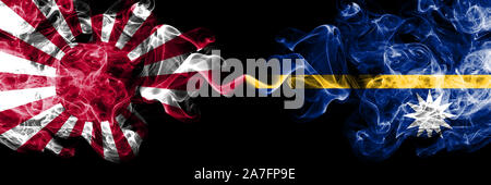 Japan Rising Sun Marine vs Nauru smoky mystic Staaten Flaggen nebeneinander gestellt. Dicke farbige seidig Reisen abstract raucht Banner Stockfoto