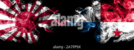 Japan Rising Sun Marine vs Panama smoky mystic Staaten Flaggen nebeneinander gestellt. Dicke farbige seidig Reisen abstract raucht Banner Stockfoto