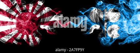 Japan Rising Sun Marine vs OPEC Smoky mystic Staaten Flaggen nebeneinander gestellt. Dicke farbige seidig Reisen abstract raucht Banner Stockfoto