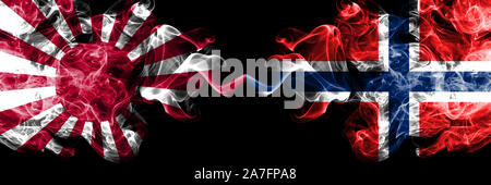 Japan Rising Sun Marine vs Norwegen, Norwegisch smoky mystic Staaten Flaggen nebeneinander. Dicke farbige seidig Reisen abstract raucht Banner Stockfoto