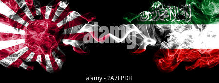 Japan Rising Sun Marine vs Somaliland smoky mystic Staaten Flaggen nebeneinander gestellt. Dicke farbige seidig Reisen abstract raucht Banner Stockfoto