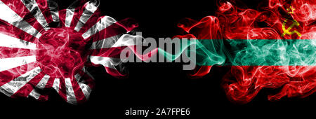 Japan Rising Sun Marine vs Transnistrien smoky mystic Staaten Flaggen nebeneinander gestellt. Dicke farbige seidig Reisen abstract raucht Banner Stockfoto