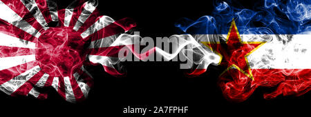 Japan Rising Sun Marine vs Jugoslawien smoky mystic Staaten Flaggen nebeneinander gestellt. Dicke farbige seidig Reisen abstract raucht Banner Stockfoto