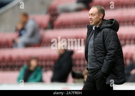 Wigan, Großbritannien. 02 Nov, 2019. Swansea City Manager Steve Cooper an schaut. EFL Skybet championship Match, Wigan Athletic v Swansea City bei der DW Stadion in Wigan, Lancashire am Samstag, den 2. November 2019. Dieses Bild dürfen nur für redaktionelle Zwecke verwendet werden. Nur die redaktionelle Nutzung, eine Lizenz für die gewerbliche Nutzung erforderlich. Keine Verwendung in Wetten, Spiele oder einer einzelnen Verein/Liga/player Publikationen. pic von Chris Stading/Andrew Orchard sport Fotografie/Alamy Live news Credit: Andrew Orchard sport Fotografie/Alamy leben Nachrichten Stockfoto