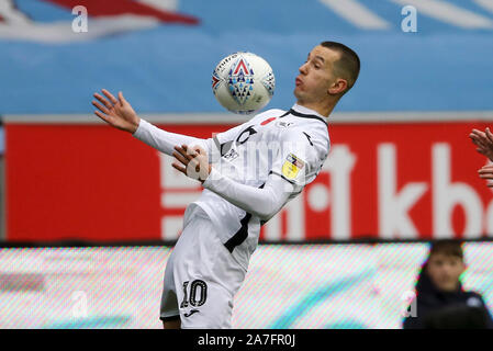 Wigan, Großbritannien. 02 Nov, 2019. Bersant Celina von Swansea City steuert die Kugel. EFL Skybet championship Match, Wigan Athletic v Swansea City bei der DW Stadion in Wigan, Lancashire am Samstag, den 2. November 2019. Dieses Bild dürfen nur für redaktionelle Zwecke verwendet werden. Nur die redaktionelle Nutzung, eine Lizenz für die gewerbliche Nutzung erforderlich. Keine Verwendung in Wetten, Spiele oder einer einzelnen Verein/Liga/player Publikationen. pic von Chris Stading/Andrew Orchard sport Fotografie/Alamy Live news Credit: Andrew Orchard sport Fotografie/Alamy leben Nachrichten Stockfoto