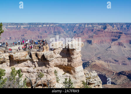 Touristen am Panoramablick auf South Rim auf einer Klippe suchen, Grand Canyon National Park, Arizona, Vereinigte Staaten von Amerika, USA Stockfoto