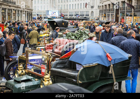 Regent Street, London, UK. 02 Nov, 2019. Der London Regent Street ist für den Tag Fußgängerzone die jährliche Route 66 Regent Street Motor Show Host, verfügt über ein breites Spektrum an schönen Autos auf Anzeige an die Öffentlichkeit, von klassischen Motoren zu den berühmten Supercars, Ultra-niedrige elektrische Fahrzeuge und legendären Route 66 Americana Automobile. Credit: Imageplotter/Alamy Live News Credit: Imageplotter/Alamy leben Nachrichten Stockfoto