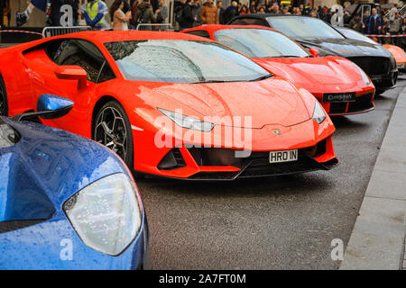 Regent Street, London, UK. 02 Nov, 2019. Sportliche Supercars, einschließlich einem Lamborghini und Ferrari, aufgereiht sind, um. Der London Regent Street ist für den Tag Fußgängerzone die jährliche Route 66 Regent Street Motor Show Host, verfügt über ein breites Spektrum an schönen Autos auf Anzeige an die Öffentlichkeit, von klassischen Motoren zu den berühmten Supercars, Ultra-niedrige elektrische Fahrzeuge und legendären Route 66 Americana Automobile. Credit: Imageplotter/Alamy Live News Credit: Imageplotter/Alamy leben Nachrichten Stockfoto