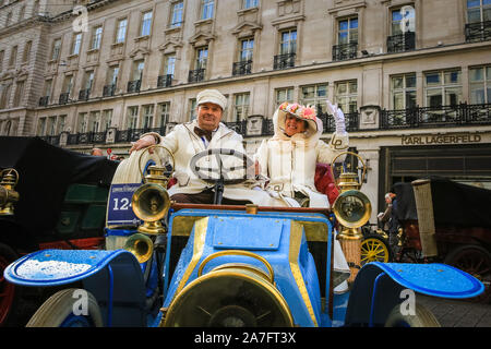 Regent Street, London, UK. 02 Nov, 2019. Der London Regent Street ist für den Tag Fußgängerzone die jährliche Route 66 Regent Street Motor Show Host, verfügt über ein breites Spektrum an schönen Autos auf Anzeige an die Öffentlichkeit, von klassischen Motoren zu den berühmten Supercars, Ultra-niedrige elektrische Fahrzeuge und legendären Route 66 Americana Automobile. Credit: Imageplotter/Alamy Live News Credit: Imageplotter/Alamy leben Nachrichten Stockfoto