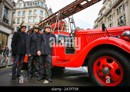 Regent Street, London, UK. 02 Nov, 2019. Gary, der Inhaber einer wunderschön restaurierten 1937 Fordson Fire Engine und seine "Crew" genießen Sie die Show. Der London Regent Street ist für den Tag Fußgängerzone die jährliche Route 66 Regent Street Motor Show Host, verfügt über ein breites Spektrum an schönen Autos auf Anzeige an die Öffentlichkeit, von klassischen Motoren zu den berühmten Supercars, Ultra-niedrige elektrische Fahrzeuge und legendären Route 66 Americana Automobile. Credit: Imageplotter/Alamy Live News Credit: Imageplotter/Alamy leben Nachrichten Stockfoto