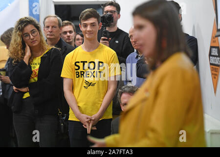 Die Zuschauer hören Liberaldemokraten Jo Swinson sprechen bei der Einführung von Sam Gyimah MP Kampagne in Kensington, ein neues Ziel für die Partei, die an der St Sarkis armenische Kirche in Kensington, London. Stockfoto