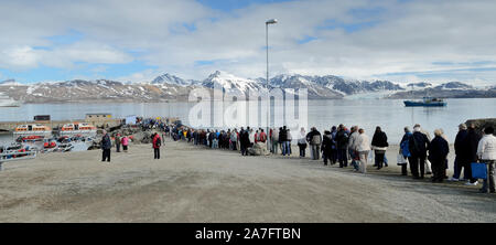 Die Passagiere von P&O Kreuzfahrtschiff Aurora Queuing zu Ihrem Schiff zurückkehren, gesehen im Kongsfjorden in Ny Alesund verankert. Stockfoto