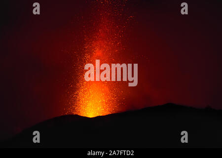 Explosive Eruption in der Abenddämmerung in einem der drei Krater des aktiven Vulkans Stromboli, Äolische Inseln, Italien. Stockfoto